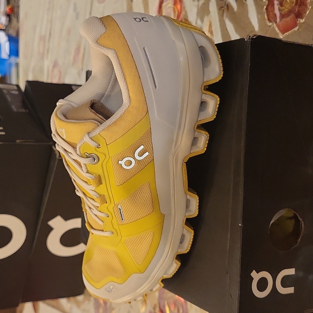 On running Cloudventure waterproof,  mustard pearl,Women's 6.5 Medium. New inbox